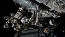 i-kosmosa-daugiau-nei-6-val-isejo-astronautai-atliko-akumuliatoriu-keitimo-ir-laidu-tiesimo-darbus