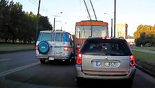 kaune-mikroautobusas-apmaudziai-rezesi-i-troleibusa