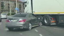 vilniuje-nufilmuota-mercedes-benz-ir-vilkiko-avarija-sustojo-eismas