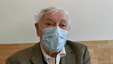 tarp-pirmuju-santaros-klinikose-paskiepytu-senjoru-valdas-ir-alma-adamkai-vytautas-landsbergis