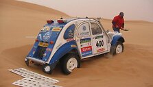 1963-aisiais pagamintam Citro&euml;n 2CV Dakaro ralyje nepasisekė net su dviem varikliais