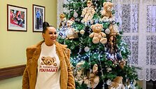 Inga Budrienė Kauno socialinės globos centre &bdquo;Vija&ldquo; papuo&scaron;ė eglę