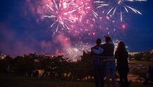 Fejerverkų grožis i&scaron; pirmojo naktinio &scaron;imtmečio pikniko