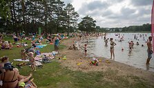 Žmonės plūsta atsigaivinti Salotės ežere