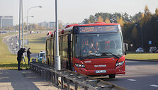 Pilaitės pr. susidūrė autobusas ir Opel