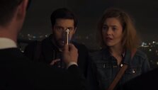 Aistė Diržiūtė su aktoriumu Romanos Blanco filmo &bdquo;Vyrai juodais drabužiais 4&ldquo; anonse