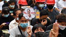 Pro-demokrati&scaron;ki protestuotojai laiko Premjero Prayut Chan-O-Cha nuotrauką ir ragina jį atsistatydinti, 2020-ieji, spalio 25 diena