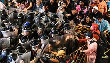 Tailando policija panaudojo vandens patranką prie&scaron; protestuotojus, 2020-ieji, spalio 16 diena
