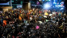 Tailando policija panaudojo vandens patranką prie&scaron; protestuotojus, 2020-ieji, spalio 16 diena