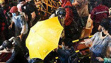 Tailando policija panaudojo vandens patranką prie&scaron; protestuotojus, 2020-ieji, spalio 16 diena