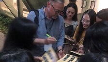 Darius Me&scaron;kauskas dalija autografus po spektaklio