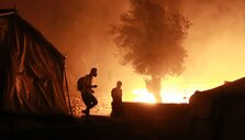 Tūkstančiai migrantų pabėgo i&scaron; Graikijos Lesbo saloje esančios ir dėl COVID-19 uždarytos stovyklos, kurią nusiaubė gaisrai, trečiadienį prane&scaron;ė pareigūnai.