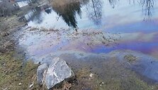 Pakruojyje į upę pateko naftos produktų, aplinkosaugininkai ie&scaron;ko tar&scaron;os &scaron;altinio