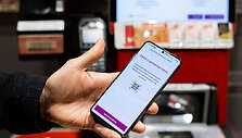 Galine telefono kamera greitai ir patogiai nuskenuosite produktų brūkšninius kodus, o jeigu produktai sveriami &ndash; lipduką su brūkšniniu kod