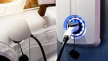 Iš tinklo įkraunamas hibridinis automobilis 