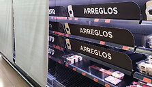 I&scaron;tu&scaron;tėję prekybos centro lentynos viename Malagos prekybos centrų