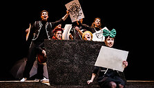 Keistuolių teatro spektaklis &bdquo;HOP!&ldquo; atkeliauja tiesiai į namus