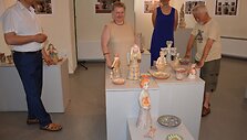 Merkinėje atidaryta menininkės Rūtos Indra&scaron;iūtės keramikos paroda &bdquo;Molio sakmės Merkinėje&ldquo;
