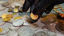 Auk&scaron;tvilkių lobis. Jį sudaro - voki&scaron;kos sidabrinės ir auksinės monetos, ordinas, du auksiniai vestuviniai žiedai, laikrodis