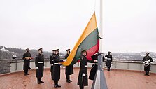 Lietuvos vėliavos dieną Gedimino pilies bok&scaron;te i&scaron;kilmingai i&scaron;kelta trispalvė