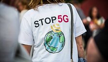 Miunchene vykusio protesto prie&scaron; COVID-19 pandemiją dalyvė dėvi mar&scaron;kinėlius, raginančius stabdyti 5G tinklo plėtrą