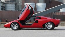 Į vir&scaron;ų atsidarančios durelės suteikė unikalumo ir tarsi pabrėžė neįtikėtiną &bdquo;Countach&ldquo; dizainą