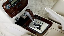 Dažnai automatinės transmisijos pavarų perjungimo svirtis pasižymi keista vingiuota schema