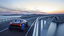Automobilio dizainas turi priminti ant keturių sferų riedančią stiklinę kapsulę