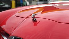 Foxy Lady &ndash; Muljaro žmonos sukurtas Nobe markės logotipas, simbolis ir automobilio nosį puo&scaron;ianti skulptūrėlė.