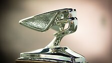 &bdquo;Bentley&ldquo; atnaujino &bdquo;Flying B&ldquo; ženklelį