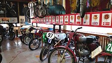 Dar keli sportiniai JAWA motociklai, kadaise skynę pergales įvairiuose čempionatuose.