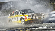  1984 m. legendinis &scaron;vedų lenktynininkas Stigas Blomquistas i&scaron;kovojo pasaulio ralio čempiono titulą ir kartu užtikrino &bdquo;Audi&ldquo; pergalę tarp automobilių gamintojų.