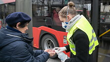 Srautų koordinavimas ir dezinfekcija vie&scaron;ojo transporto stotelėse