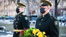 Gėlių padėjimas prie Kovo 11-ajai skirto paminklo