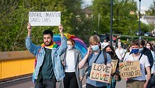 Vykstant Didžiajam &scaron;eimos gynimo mar&scaron;ui rinkosi ir rei&scaron;kiantieji palaikymą LGBT bendruomenei