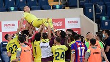 Santi Cazorla i&scaron;lydėtas ant rankų