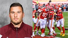 Tautvydas Kieras (kairėje) prie&scaron; penkerius metus pasira&scaron;ė sutartį su NFL komanda