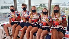 Giedrė Rakauskaitė (de&scaron;inėje) su komandos draugais