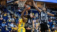 Kostas Antetokounmpo (de&scaron;inėje)