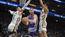 Domantas Sabonis prie&scaron; Joną Valančiūną