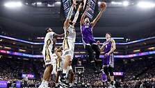 Domantas Sabonis prie&scaron; Joną Valančiūną