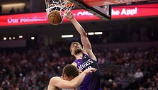 Domantas Sabonis deda per Brooką Lopezą