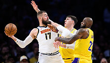 Jonas Valančiūnas prie&scaron; Jake'o LaRavios ir LeBrono Jameso gynybą