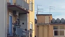 karantine-uzdaryti-italai-nepraranda-optimizmo-renkasi-balkonuose-ir-dainuoja
