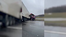 skaitytojas-uzfiksavo-avarija-autostradoje-netoli-kelio-i-rietava-vilkikas-nuleke-nuo-kelio