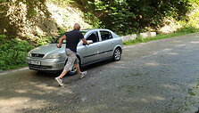 automobilis-sakartvelo-kalnuose-laisva-pavara-rieda-atgal-i-ikalne