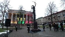 geliu-padejimo-ceremonija-prie-kovo-11-ajai-skirto-paminklo-nepriklausomybes-aiksteje
