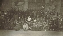Į Lietuvą grįžę tremtiniai, nusifotografavę Obelių karantininiame punkte, 1920 m. 