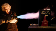 Margaret Atwood aukcione parduos nedegančią &bdquo;Tarnaitės pasakojimo&ldquo; kopiją
