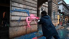 Klimato aktyvistai apipylė dažais Milano operos teatro &bdquo;La Scala&ldquo; įėjimą